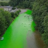 Le vert fluo qui a coloré la rivière Sitter est inoffensif. Le colorant naturel permet de tester sa vitesse d'écoulement en cas de pollution, jusque dans la nappe phréatique et dans les points de captage d'eau potable.
